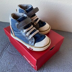 See Kai Run toddler sneakers high tops - Size 6